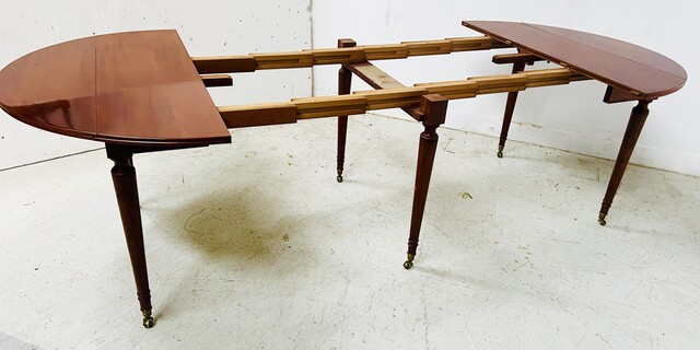 table six pieds à abattant en acajou massif piétements conique . XIX siècle .