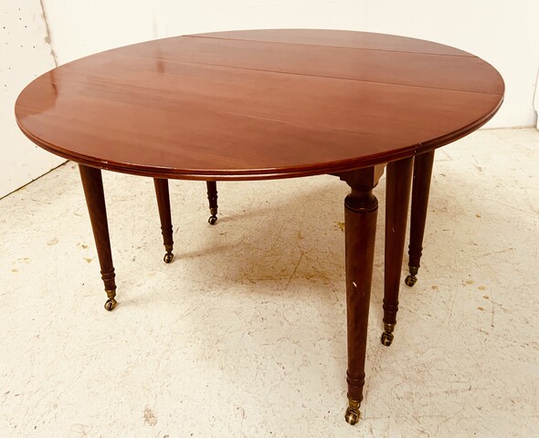 table six pieds à abattant en acajou massif piétements conique . XIX siècle .