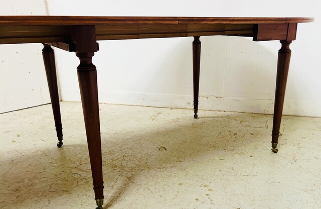 table six pieds à abattant en acajou massif piétements conique . XIX siècle .