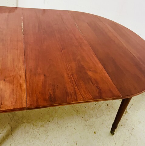 table six pieds à abattant en acajou massif piétements conique . XIX siècle .