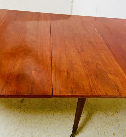 table six pieds à abattant en acajou massif piétements conique . XIX siècle .