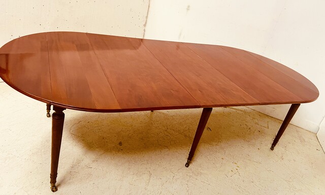 table six pieds à abattant en acajou massif piétements conique . XIX siècle .