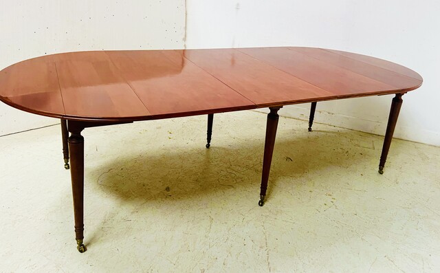 table six pieds à abattant en acajou massif piétements conique . XIX siècle .