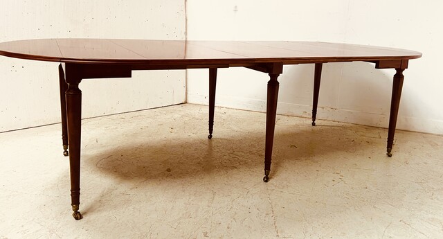 table six pieds à abattant en acajou massif piétements conique . XIX siècle .