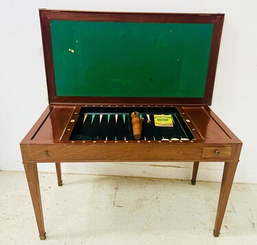 table tric-trac époque Louis XVI plateau de cuir fauve pieds gaines .XX siècle.