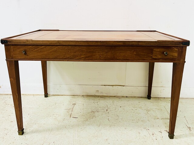 table tric-trac époque Louis XVI plateau de cuir fauve pieds gaines .XX siècle.