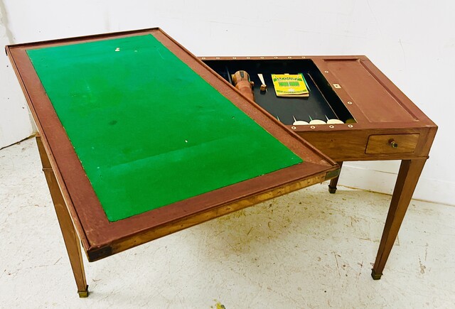 table tric-trac époque Louis XVI plateau de cuir fauve pieds gaines .XX siècle.