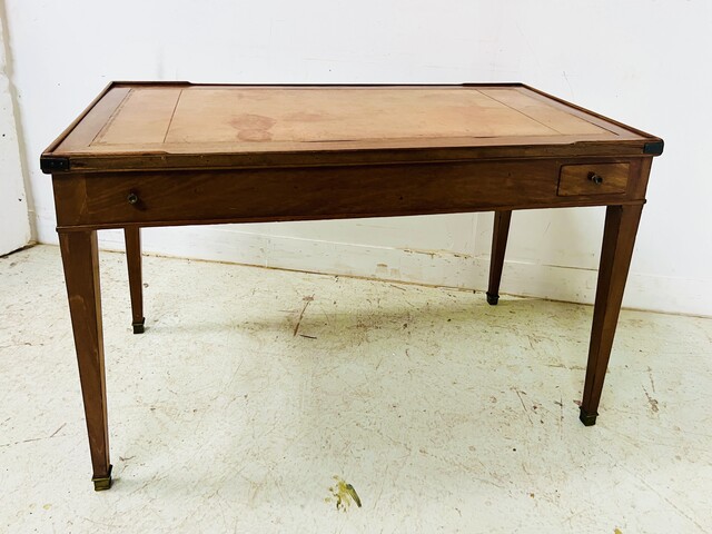 table tric-trac époque Louis XVI plateau de cuir fauve pieds gaines .XX siècle.