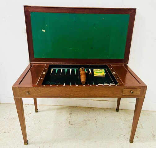 table tric-trac époque Louis XVI plateau de cuir fauve pieds gaines .XX siècle.