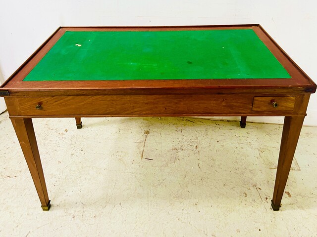 table tric-trac époque Louis XVI plateau de cuir fauve pieds gaines .XX siècle.
