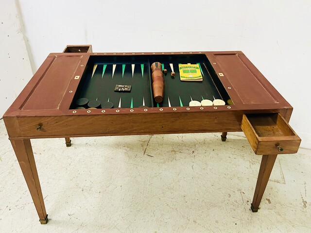 table tric-trac époque Louis XVI plateau de cuir fauve pieds gaines .XX siècle.
