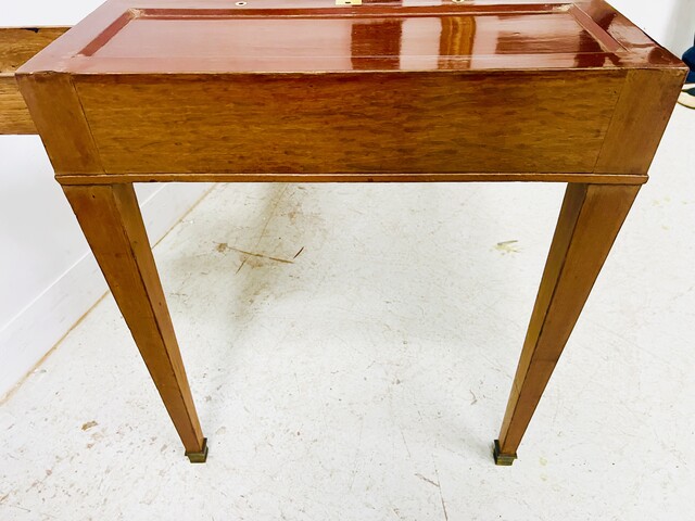 table tric-trac époque Louis XVI plateau de cuir fauve pieds gaines .XX siècle.