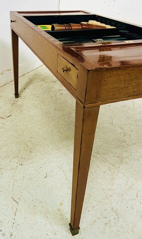 table tric-trac époque Louis XVI plateau de cuir fauve pieds gaines .XX siècle.