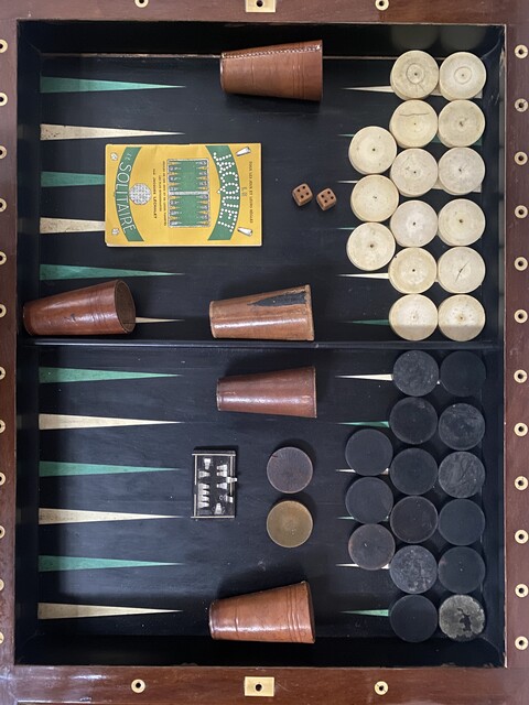 table tric-trac époque Louis XVI plateau de cuir fauve pieds gaines .XX siècle.