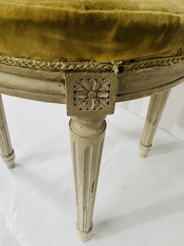 tabouret ancien travail de style Louis XVI bois laque blanc . XX siècle .