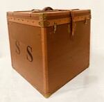 tabouret ancien travail de style Louis XVI  en bois laque blanc mouluré et sculpté Dimension  H 45 cm L 42 cm   fin du . XIX siècle .