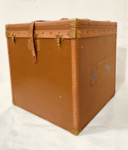 tabouret ancien travail de style Louis XVI  en bois laque blanc mouluré et sculpté Dimension  H 45 cm L 42 cm   fin du . XIX siècle .