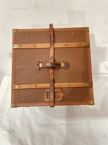 tabouret ancien travail de style Louis XVI  en bois laque blanc mouluré et sculpté Dimension  H 45 cm L 42 cm   fin du . XIX siècle .