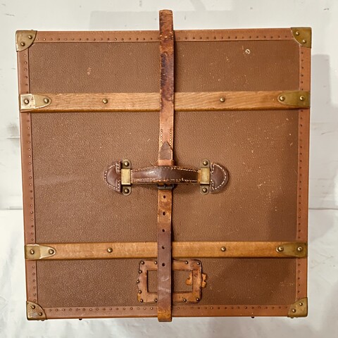 tabouret ancien travail de style Louis XVI  en bois laque blanc mouluré et sculpté Dimension  H 45 cm L 42 cm   fin du . XIX siècle .