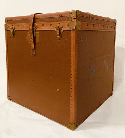 tabouret ancien travail de style Louis XVI  en bois laque blanc mouluré et sculpté Dimension  H 45 cm L 42 cm   fin du . XIX siècle .