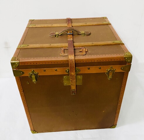 tabouret ancien travail de style Louis XVI  en bois laque blanc mouluré et sculpté Dimension  H 45 cm L 42 cm   fin du . XIX siècle .