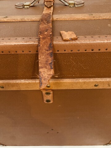 tabouret ancien travail de style Louis XVI  en bois laque blanc mouluré et sculpté Dimension  H 45 cm L 42 cm   fin du . XIX siècle .