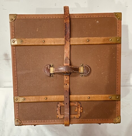 tabouret ancien travail de style Louis XVI  en bois laque blanc mouluré et sculpté Dimension  H 45 cm L 42 cm   fin du . XIX siècle .