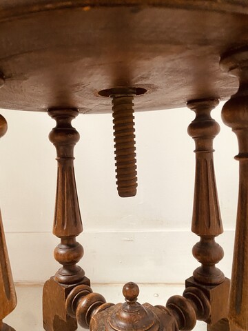 tabouret de style Louis Philipe en noyer massif assise tissus . XX siècle .