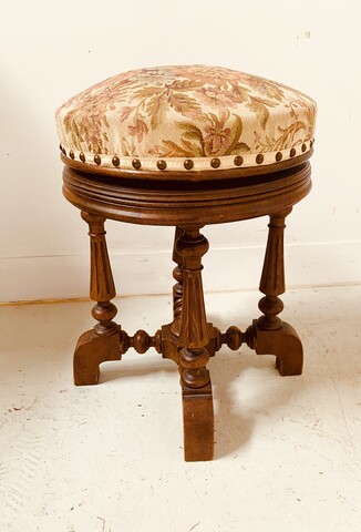 tabouret de style Louis Philipe en noyer massif assise tissus . XX siècle .