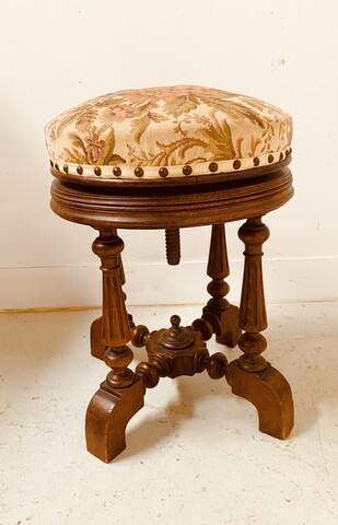 tabouret de style Louis Philipe en noyer massif assise tissus . XX siècle .