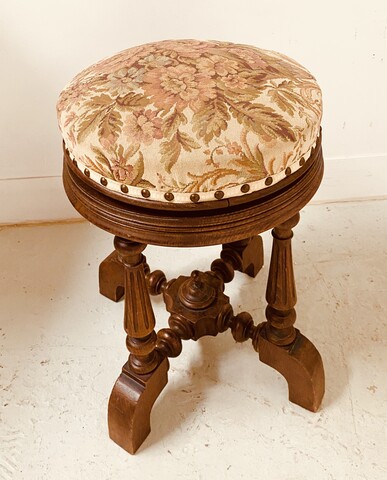 tabouret de style Louis Philipe en noyer massif assise tissus . XX siècle .