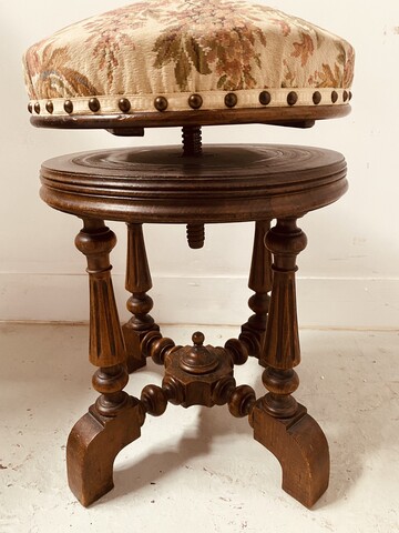 tabouret de style Louis Philipe en noyer massif assise tissus . XX siècle .
