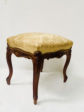  tabouret de style Louis XV en noyer massif recouvrement tissus . XX siècle .