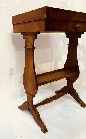travailleuse époque directoire en noyer comportant un tiroir . XIX siècle .