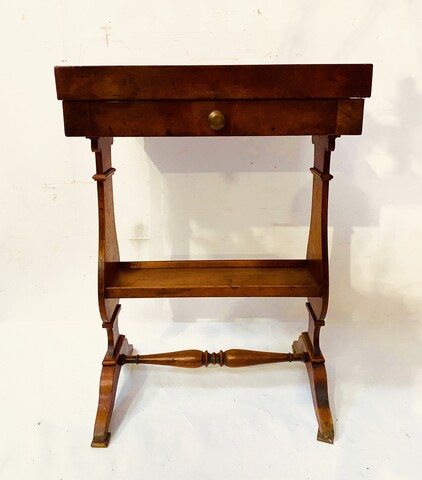 travailleuse époque directoire en noyer comportant un tiroir . XIX siècle .