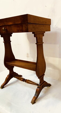 travailleuse époque directoire en noyer comportant un tiroir . XIX siècle .