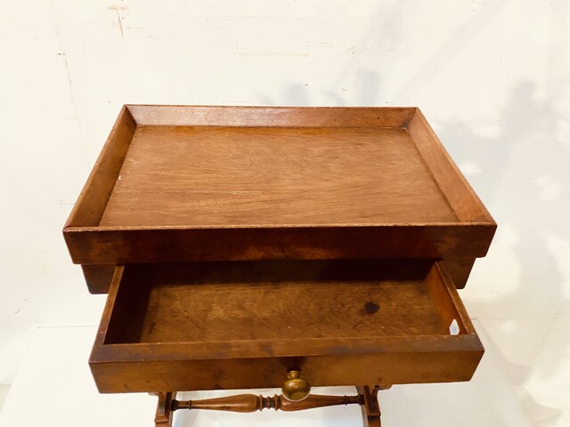 travailleuse époque directoire en noyer comportant un tiroir . XIX siècle .