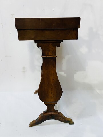 travailleuse époque directoire en noyer comportant un tiroir . XIX siècle .