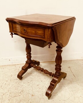 travailleuse époque Napoléon III en acajou et placage d'acajou. XIX siècle .