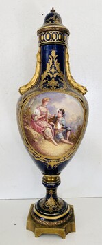 vase couvert dans le gout de Sèvres à décor polychrome et or . XX siècle .