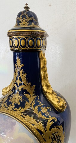 vase couvert dans le gout de Sèvres à décor polychrome et or . XX siècle .