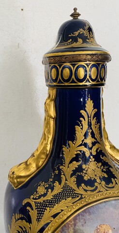 vase couvert dans le gout de Sèvres à décor polychrome et or . XX siècle .