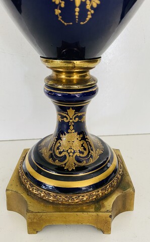 vase couvert dans le gout de Sèvres à décor polychrome et or . XX siècle .