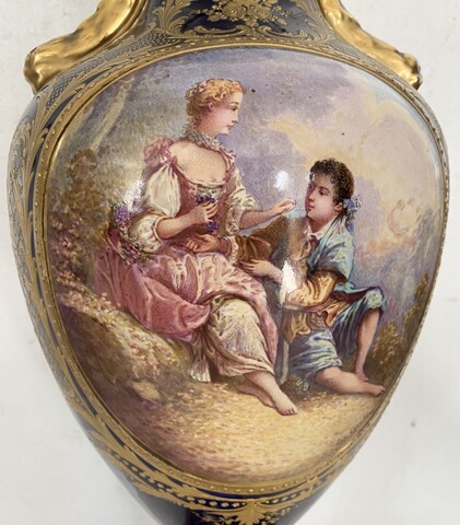 vase couvert dans le gout de Sèvres à décor polychrome et or . XX siècle .