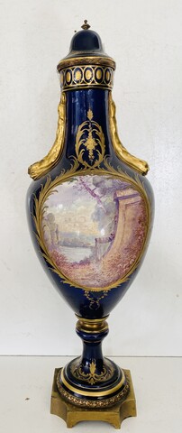 vase couvert dans le gout de Sèvres à décor polychrome et or . XX siècle .