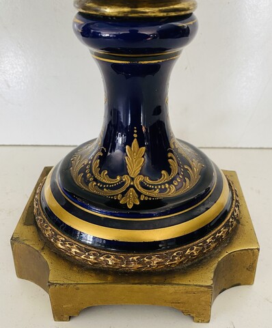 vase couvert dans le gout de Sèvres à décor polychrome et or . XX siècle .