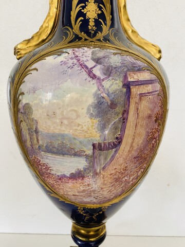 vase couvert dans le gout de Sèvres à décor polychrome et or . XX siècle .