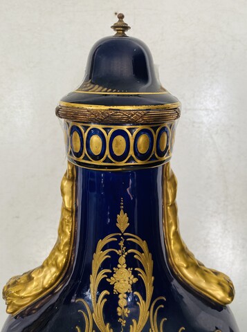 vase couvert dans le gout de Sèvres à décor polychrome et or . XX siècle .