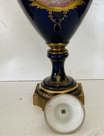 vase couvert dans le gout de Sèvres à décor polychrome et or . XX siècle .