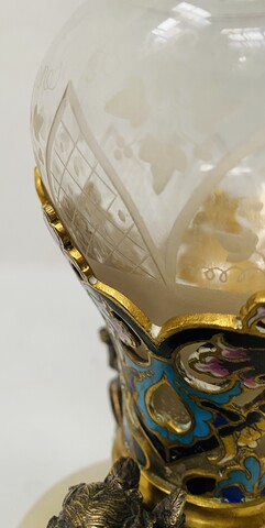vase en cristal gravé belle monture en bronze et émaux polychrome . XIX siècle .